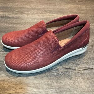 Walking Cradles Orleans Slip On Sneaker Sz 9M Snakeskin Print Cranberry
